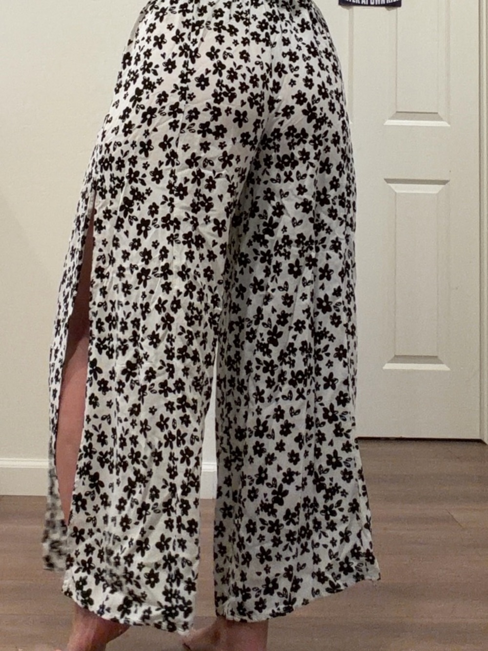 NWOT Kendall + Kylie flowy wide leg pants in a black & white floral print 🖤🤍 - Picture 2 of 7